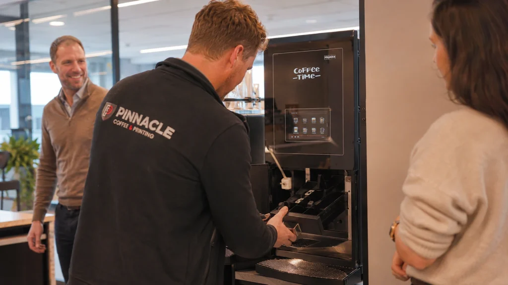 Onderhoud aan zakelijke koffiemachine door Pinnacle